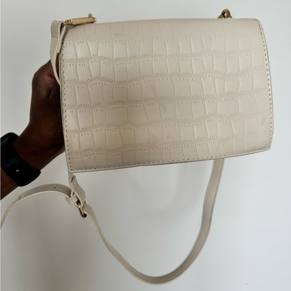 Beige Croc Shoulder Bag with gold hardware - Picture 3 of 10
